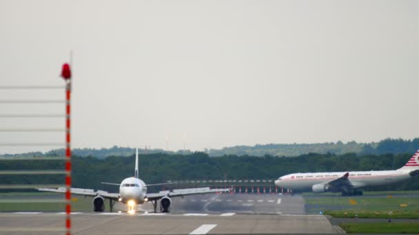 Транспорт в аеропорту Дуссельдорф — стокове відео