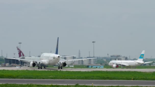 Air Astana Airbus A320 pojíždění — Stock video