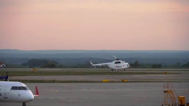 Aterragem de helicóptero no aeroporto de Kazan — Vídeo de Stock