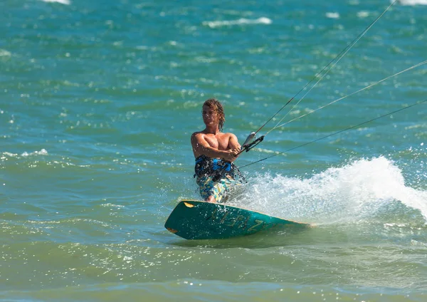 Deportes kitesurf en el mar — Foto de Stock