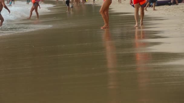 赤脚沙滩漫步 — 图库视频影像