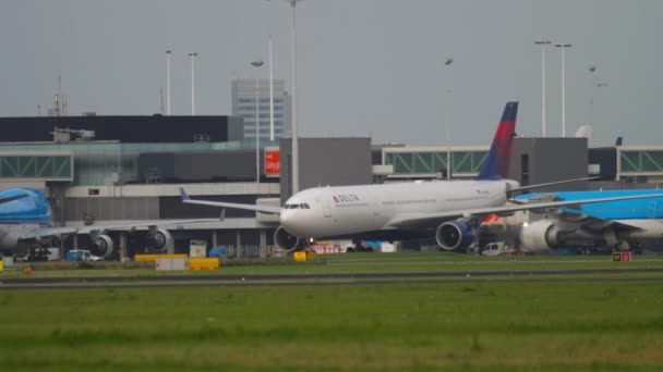 Poranny ruch na lotnisku w Amsterdamie — Wideo stockowe