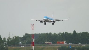 KLM Cityhopper Embraer 190 inişi