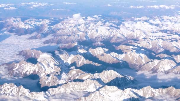 Schöner Blick durch Flugzeugfenster, Flugzeug fliegt über Wolken über die Berge — Stockvideo