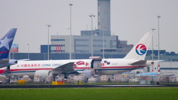 Boeing 777 China descarga de carga — Vídeo de Stock