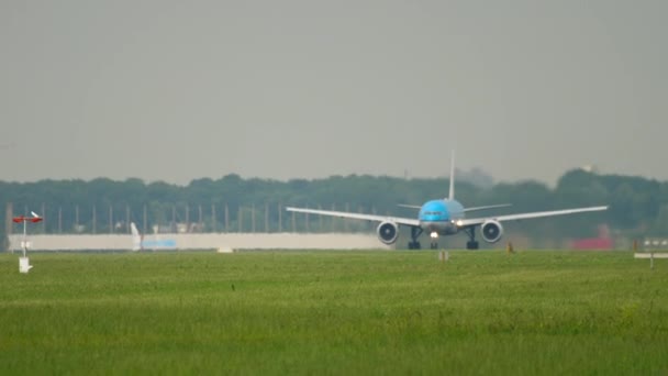 KLM Boeing 777 urychlit před odjezdem — Stock video