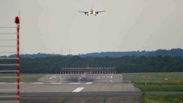 Avion approchant avant l'atterrissage — Video