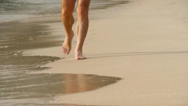 Playa descalza caminando — Vídeos de Stock