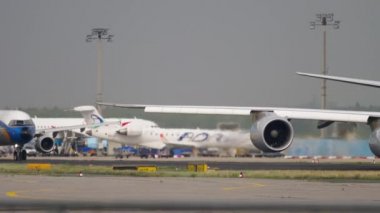 Ayrılmadan önce Boeing 747 Taksilemek