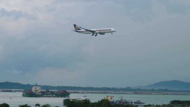 Airbus A330 Singapore Airlines approaching — Stock Video