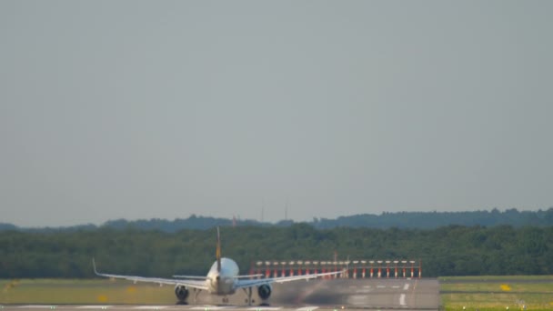 El avión acelera antes de la salida — Vídeos de Stock