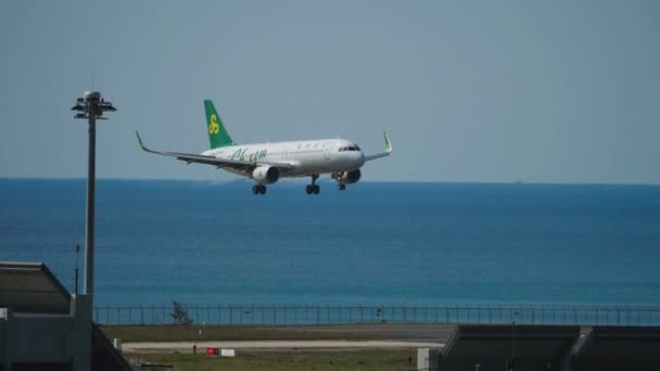 Airbus A320 acercándose sobre el océano — Vídeos de Stock