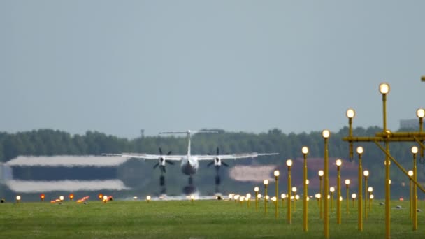 Aterragem do avião turboélice — Vídeo de Stock