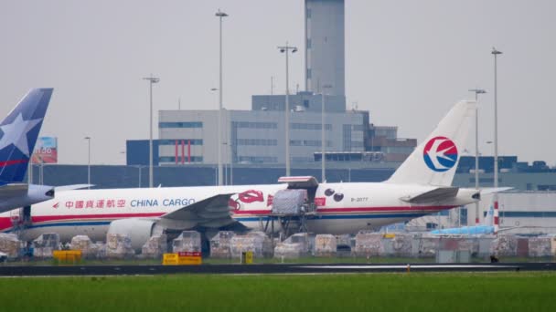 Boing 777 China Cargo Entladen — Stockvideo
