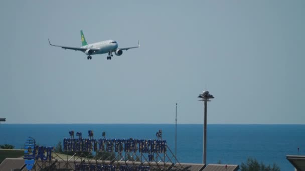 Airbus A320 acercándose sobre el océano — Vídeos de Stock