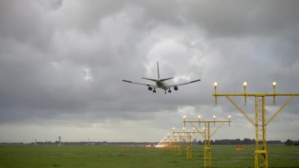 Avião a jacto a aproximar-se — Vídeo de Stock