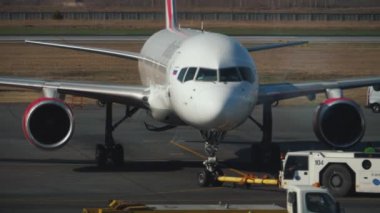 Uçak park yerine bisikletle