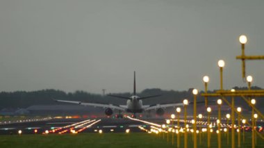 Açılış gövdeli uçak