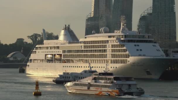 Oceaan schip in Singapore Cruise centrum — Stockvideo