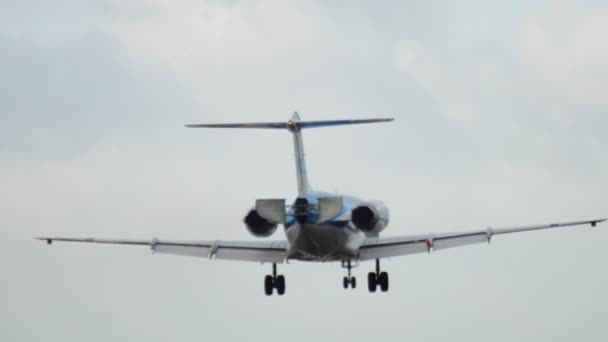 KLM Cityhopper Fokker 70 landet — Stockvideo