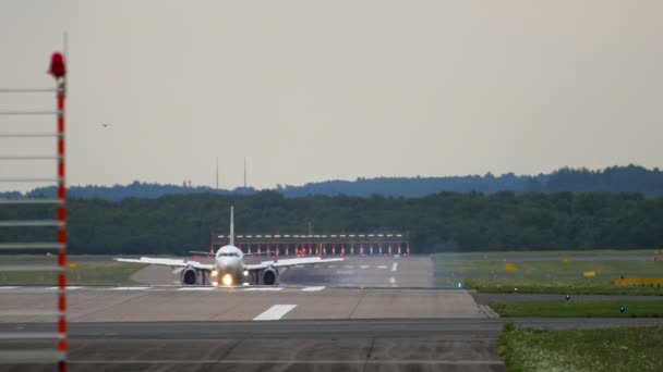 Frenatura dell'aereo dopo l'atterraggio — Video Stock