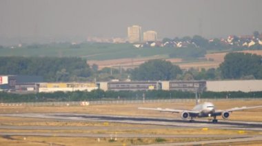 United Airlines Boeing 777 iniş