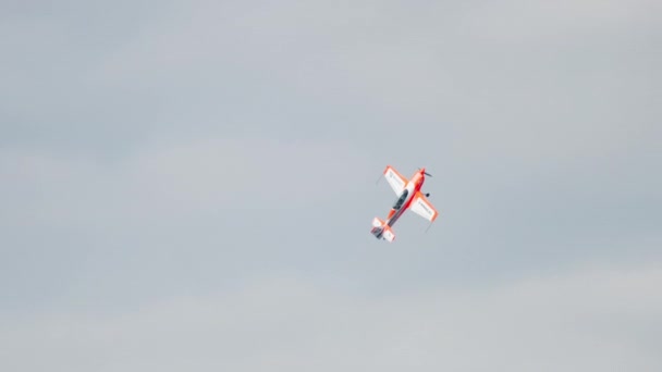 World champion performs aerobatics — Stock Video