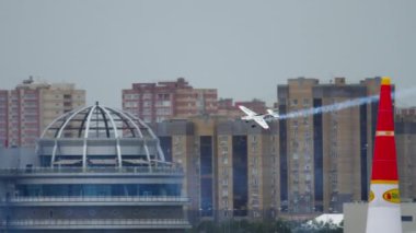 Sahnede yarış uçağı