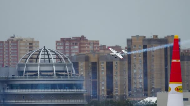 Avión de carreras en la etapa — Vídeos de Stock