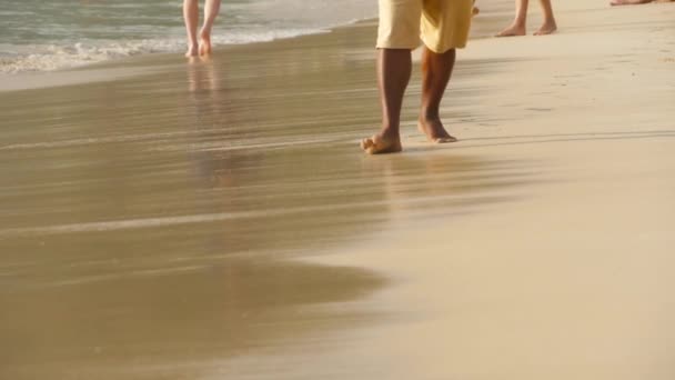 A piedi nudi spiaggia a piedi — Video Stock