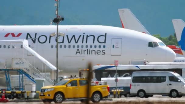 Boeing 777 отступает перед вылетом — стоковое видео