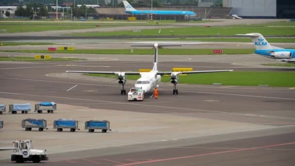 Flybe Bombardier Dash 8 Q400 slepen voor vertrek — Stockvideo