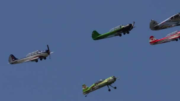 Aviones deportivos Yakovlev familia rendimiento grupo vuelo acrobático — Vídeos de Stock