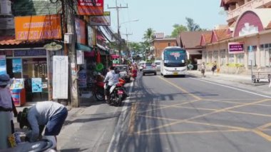 Turistler Phuket sokaklarında