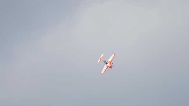 Campeão mundial realiza acrobacias — Vídeo de Stock