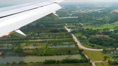 İniş yapan uçaktan hava görüntüsü