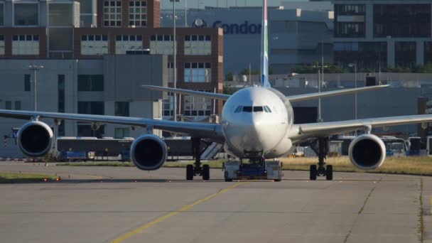 Airbus 340 reboque para serviço — Vídeo de Stock