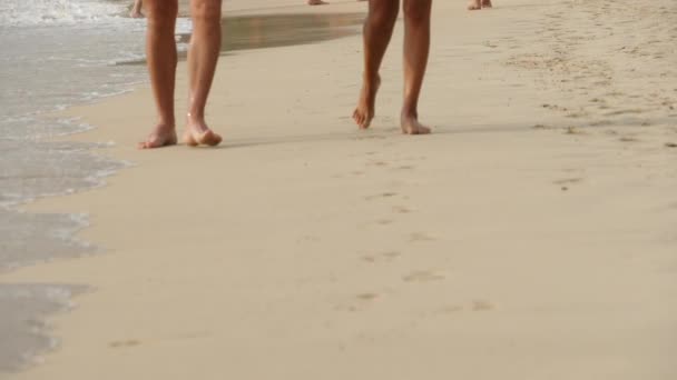 Barefoot strand wandelen — Stockvideo