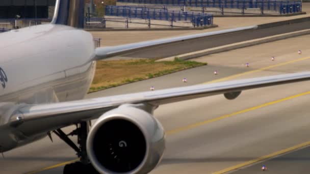 Boeing 777 in rullaggio dopo l'atterraggio — Video Stock