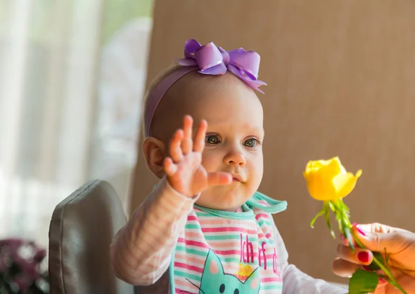 Baby rejoices in a flower — Stock Photo, Image