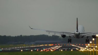 Açılış gövdeli uçak