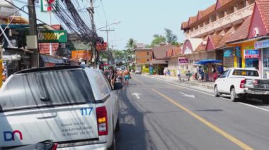 Turistler Phuket sokaklarında