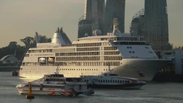 Oceaan schip in Singapore Cruise centrum — Stockvideo