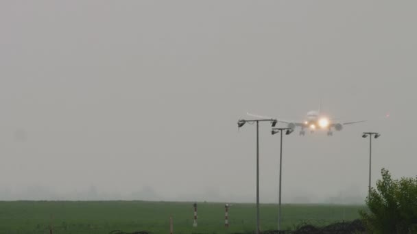 Avión de cuerpo ancho aterrizando en tiempo lluvioso — Vídeo de stock