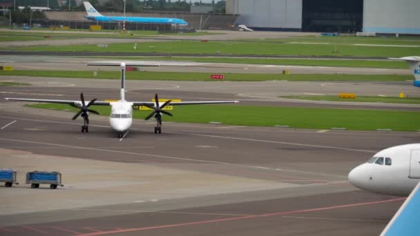 Flybe Bombardier Dash 8 q400 Abschleppen vor der Abfahrt — Stockvideo