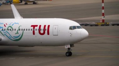 TUI sinek Boeing 767 iniş sonra Taksilemek