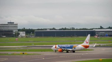 Uçak kalkıştan önce kalkıyor.