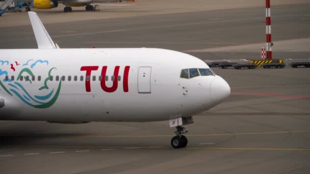 Такси TUI Fly Boeing 767 после посадки — стоковое видео