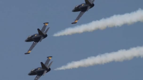 Gruppo di aerei militari Jet trainer al airshow — Video Stock