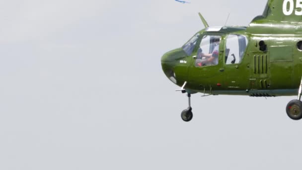 Oldtimer Helikopter mi-1 Kunstflug — Stockvideo